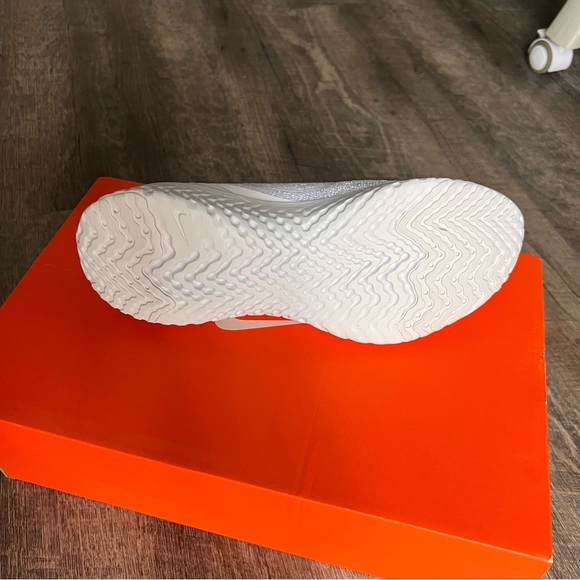 Women’s Nike Epic Phantom React Flyknit White - Picture 4 of 6